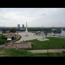 Blick über das Siegesmonument auf Neu-Belgrad